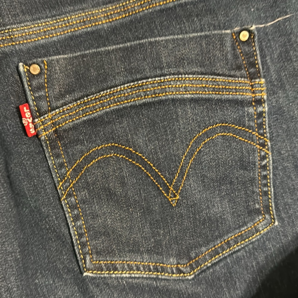 ❤️(127) ladies Levi’s capris in excellent condition! Size 8 - Waist 29. Stretchy - Picture 3 of 8